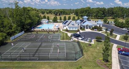 Beautiful 4 bed, 3 bath gated Townhome. Sleeps 8/10 just 5 mins to beach & shops
