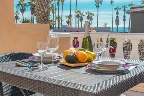 Mesa lista para comer con vista a palmeras y al océano.