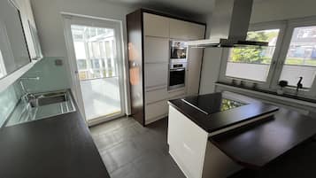 Een koelkast, een microgolfoven, een oven, een kookplaat