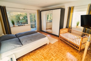 4 bedrooms, desk, free WiFi, bed sheets