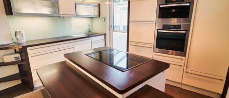 Kylskåp, mikrovågsugn, ugn och spishäll