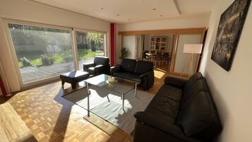 Smart-TV, Bücher, Stereoanlage