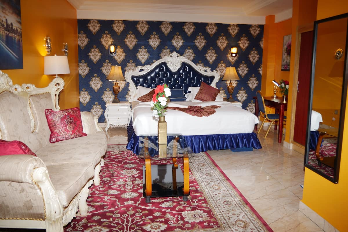 Executive Room | In-room safe, individually decorated, individually furnished, desk