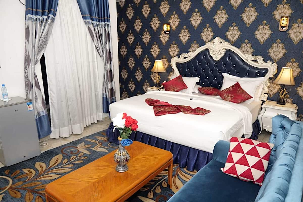Deluxe Room | In-room safe, individually decorated, individually furnished, desk