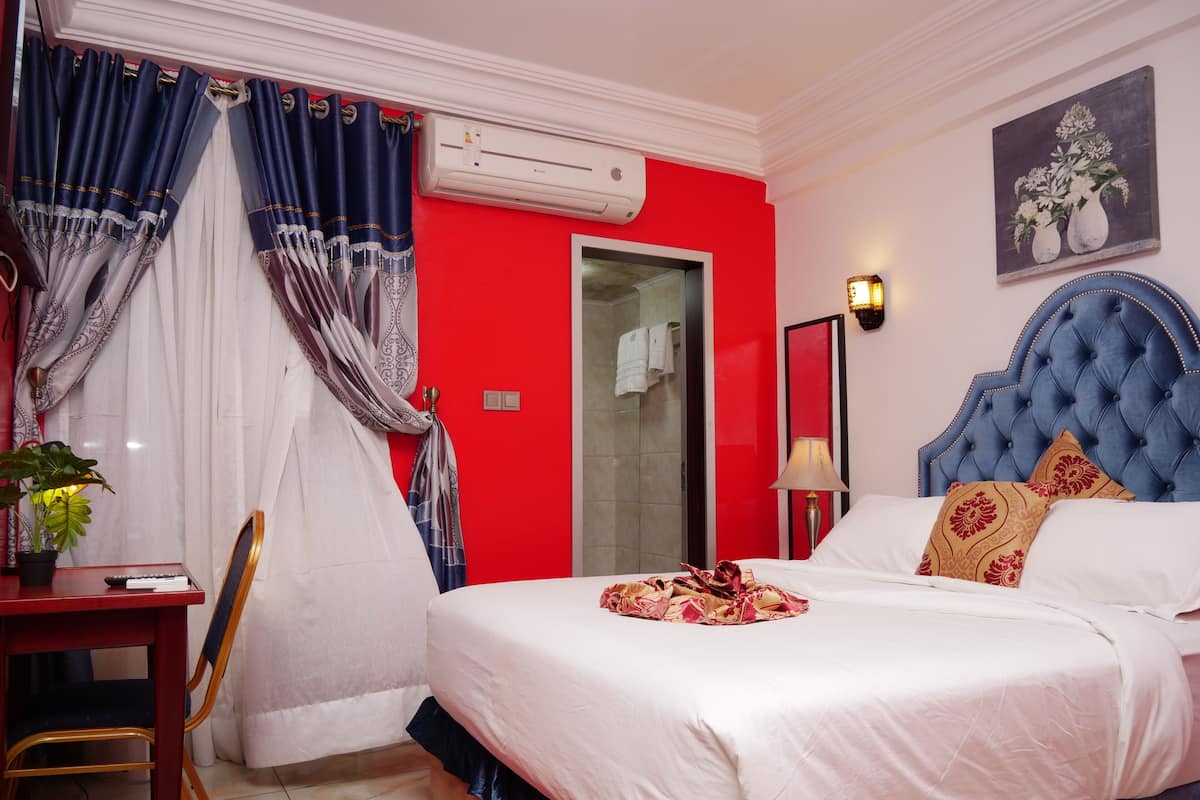 Standard Room | In-room safe, individually decorated, individually furnished, desk