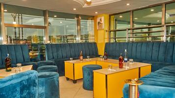 2 bars/lounges