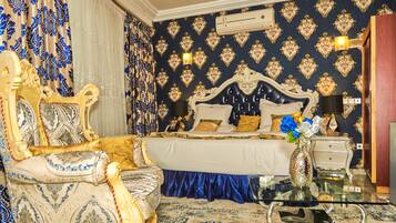 Habitación ejecutiva | Caja de seguridad en la habitación y decoración personalizada