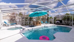 Una piscina al aire libre