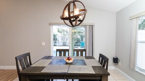 Casa, varias camas, acceso a la piscina, vistas a la piscina | Restauración