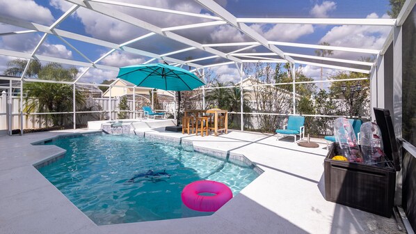 Una piscina al aire libre