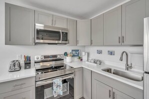 Fridge, microwave, oven, stovetop - High speed Internet, Downtown, Beach Items & MORE (Sarasota)