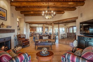 Een televisie, een open haard, boeken en een stereo