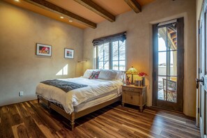 3 bedrooms, desk, WiFi, bed sheets