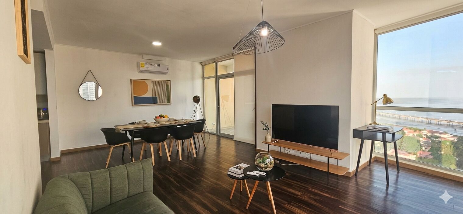 Departamento, 3 habitaciones | Área de sala de estar | Smart TV de 32 pulgadas con canales digitales, televisión y Netflix 
