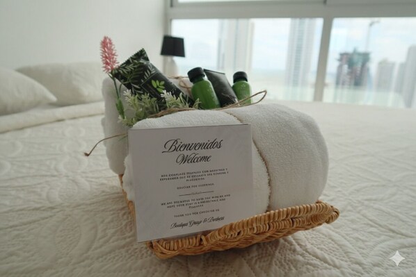 A welcome mat with a sign in a room with a bed and a window. - Boutique Apartments Panamá Coco del Mar (Panama City)