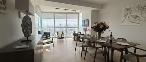 Apartemen Keluarga, 3 kamar tidur | Area keluarga | Smart TV 32-inci dengan saluran TV digital, TV, dan Netflix