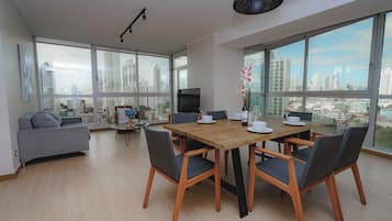 Apartment, 3 Schlafzimmer | Wohnbereich | 32-Zoll-Smart-TV mit Digitalempfang, Fernseher, Netflix