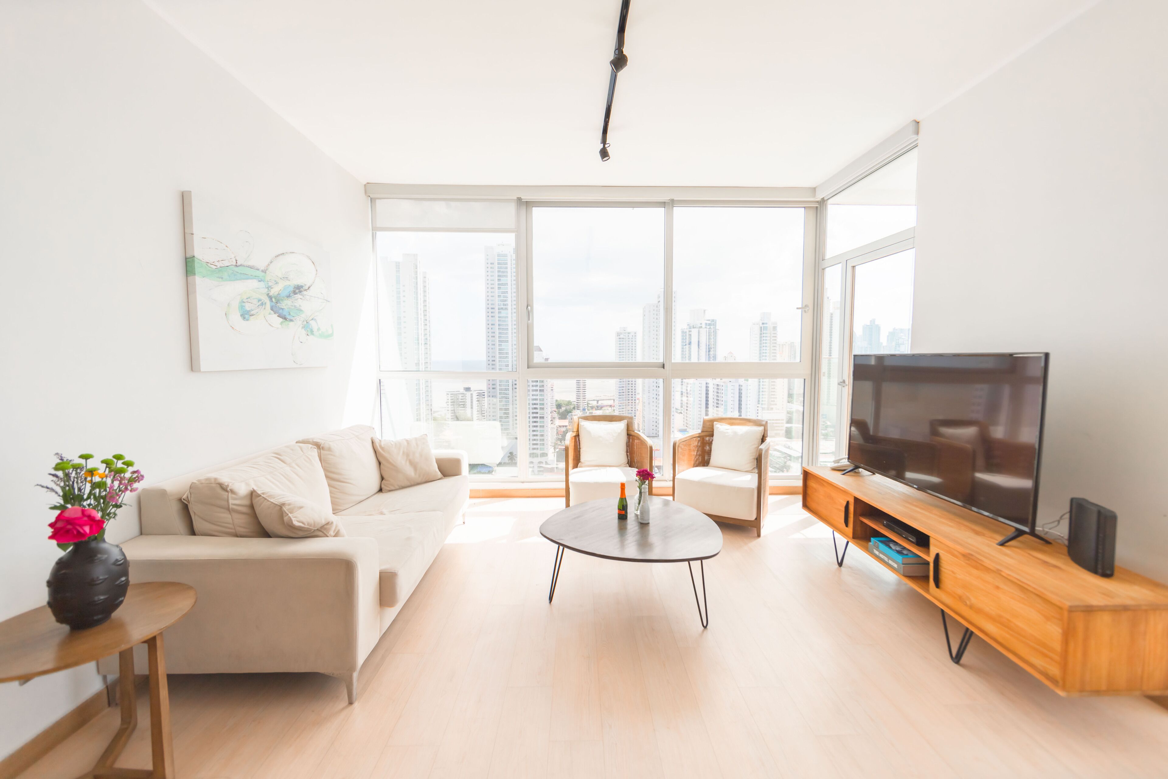 Apartamento, 3 quartos | Área de estar | Smart TV 32 polegadas com canais digitais, TV, Netflix