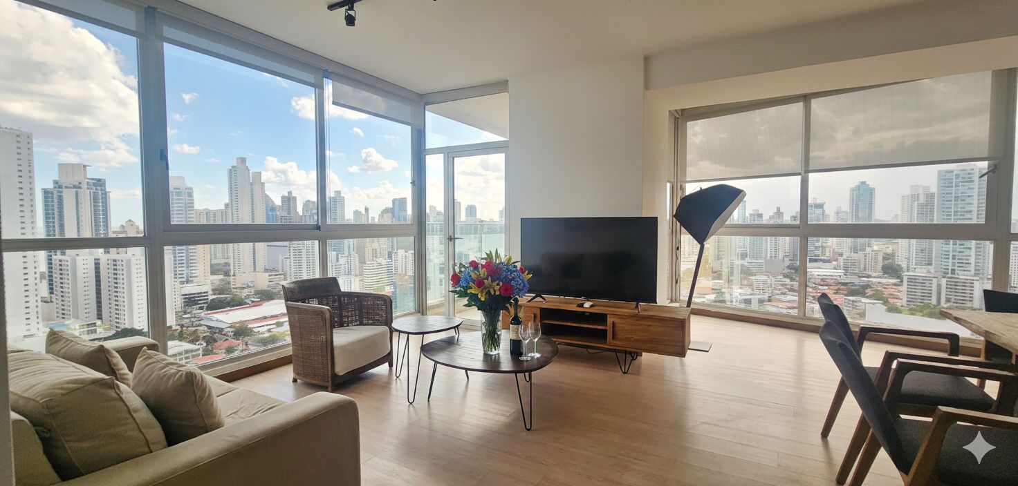 Departamento, 3 habitaciones | Área de sala de estar | Smart TV de 32 pulgadas con canales digitales, televisión y Netflix 