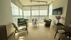 Familieleilighet, 3 soverom | Oppholdsområde | En 32-tommers smart-TV med digitale kanaler samt TV og Netflix