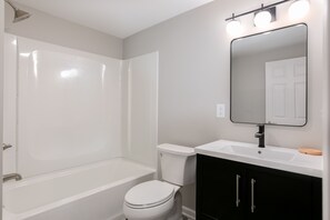 Combined shower/bathtub - Pretty"s Place South Bend Ranch (South Bend)
