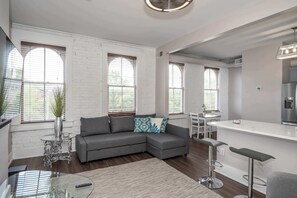 Appartamento, 1 letto queen con divano letto, cucina | Area soggiorno | TV 40 pollici con canali digitali