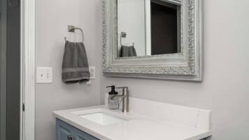 Condo, 2 Queen Beds, Kitchen | Bathroom