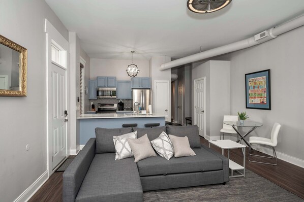 Apartment, 2 Queen-Betten, Küche | Wohnbereich