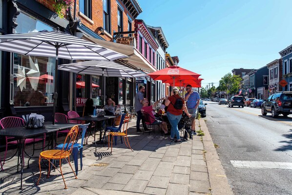 Outdoor dining - Heart of Mainstrasse Apt 2 (Covington)