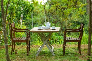 Outdoor dining - Villa with Three huge garden and nature friendly (galle)