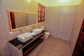 Combined shower/bathtub - Villa with Three huge garden and nature friendly (galle)