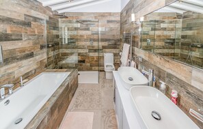 Combined shower/tub, hair dryer - Gorgeous home in Grimaud (Grimaud)