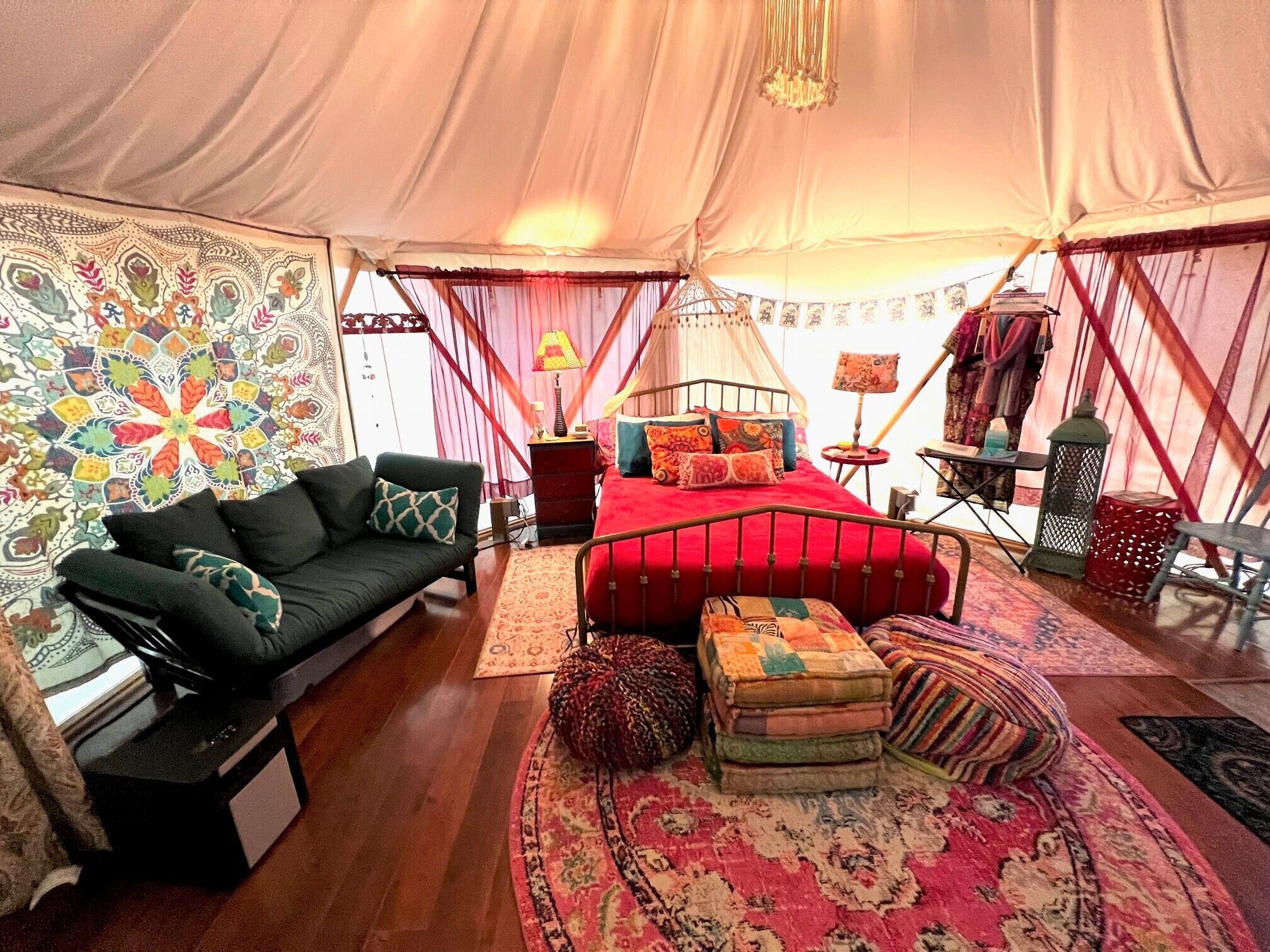 Romantic Σκηνή | Μοναδική διακόσμηση, μοναδική επίπλωση, κλινοσκεπάσματα 