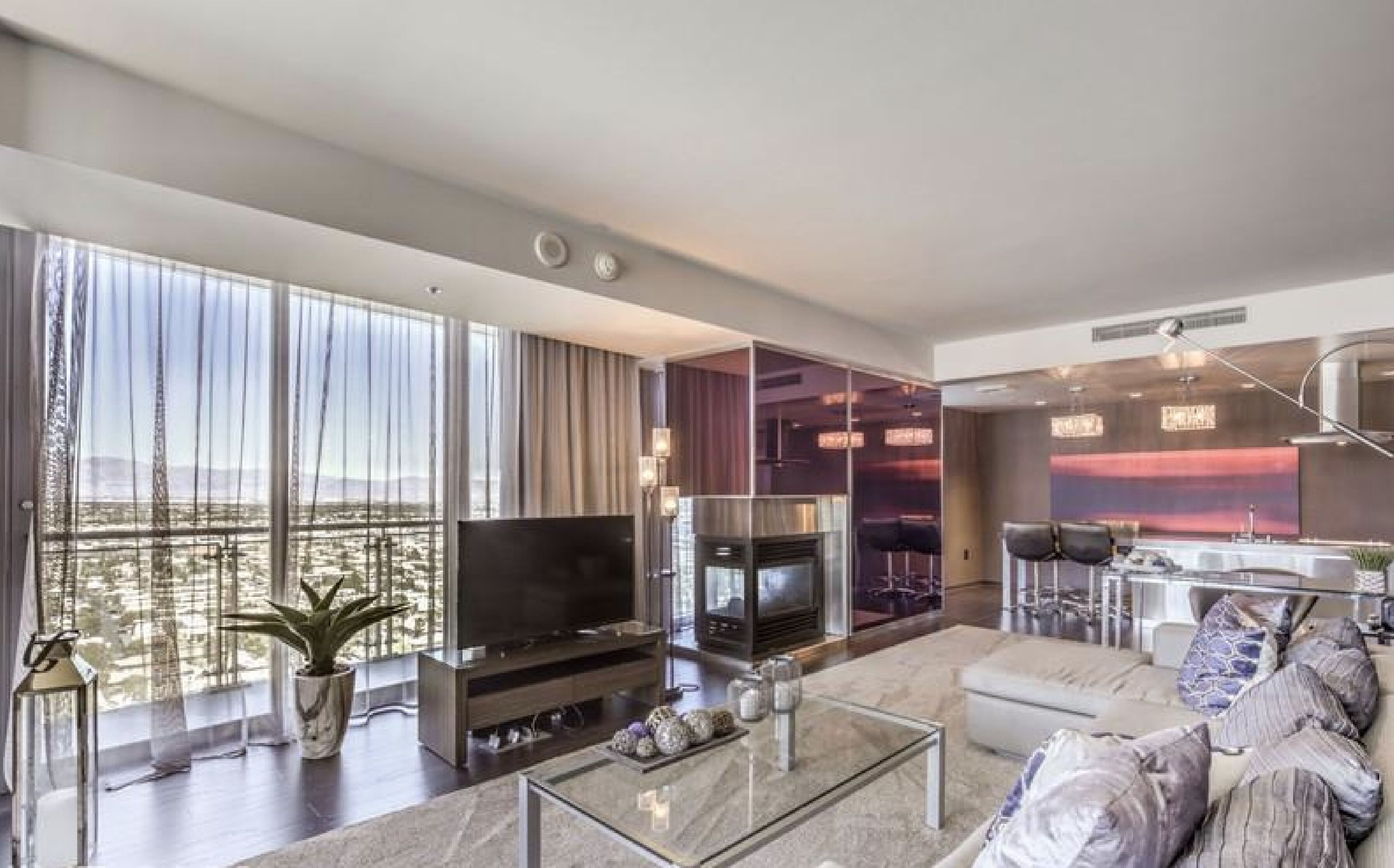 Premium bedding, in-room safe, desk, free WiFi