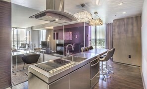 Frigorífico, microondas, placa de cocina y lavavajillas