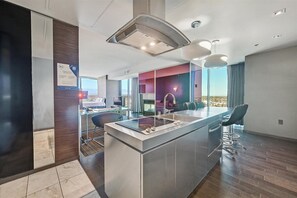 Suite Premium, 1 habitación, vistas a la ciudad | Ropa de cama de alta calidad, caja fuerte, escritorio y wifi gratis