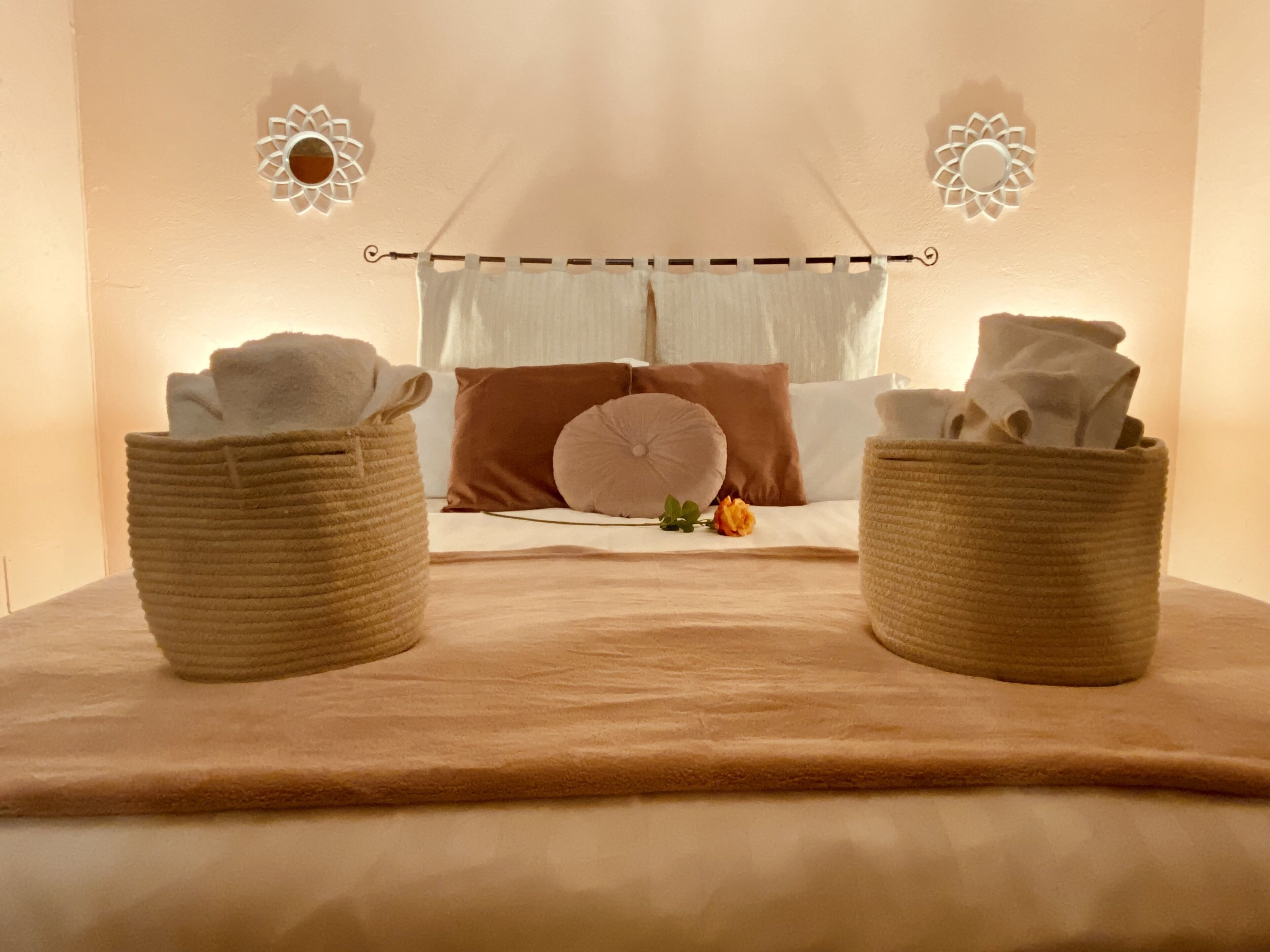 2 habitaciones, escritorio y tabla de planchar con plancha 