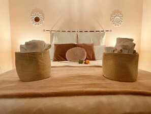 2 quartos, escrivaninha, ferros/tábuas de passar roupa, berço de viagem