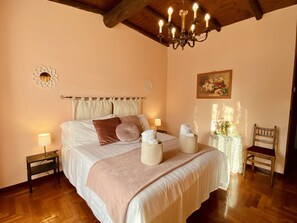 2 chambres, bureau, fer et planche à repasser, lit de bébé portatif