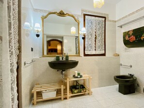 Baignoire, articles de toilette (gratuits), séchoir à cheveux, bidet