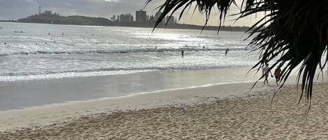 在海滩、沙滩毛巾