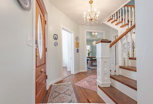 Relaxing Farmhouse, pet friendly, walk to town