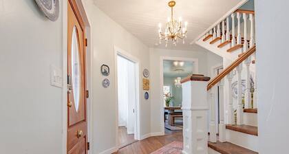 Relaxing Farmhouse, pet friendly, walk to town