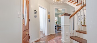 Relaxing Farmhouse, pet friendly, walk to town