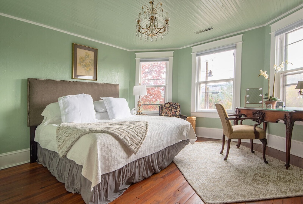 Relaxing Farmhouse, pet friendly, walk to town Burnsville Vrbo