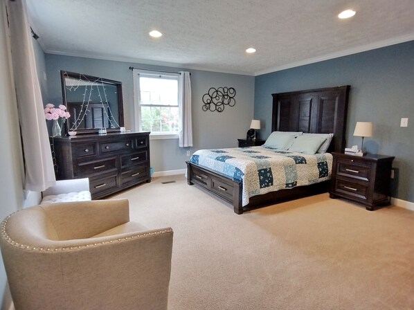 3 bedrooms, desk, WiFi, bed sheets