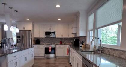 Backwoods Family Getaway! 3 Bedroom house!