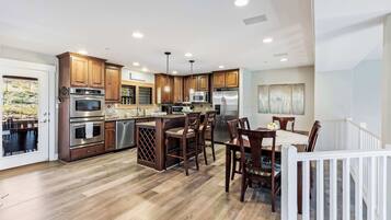 Townhouse, Beberapa Tempat Tidur, hot tub, pemandangan gunung (Bear Hollow Heaven) | Tempat makan