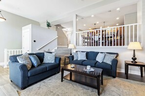 Casa de ciudad, varias camas, hidromasaje, vista a la montaña (Bear Hollow Heaven) | Área de sala de estar | Televisión de pantalla plana de 65 pulgadas con canales digitales 