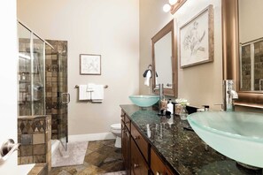 Townhouse, Beberapa Tempat Tidur, hot tub, pemandangan gunung (Bear Hollow Heaven) | Kamar mandi | Bathtub dengan aliran air, pengering rambut, dan handuk